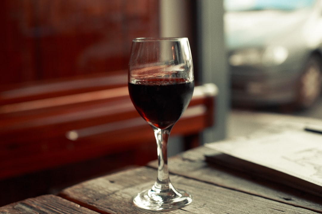 Quand ouvrir une bouteille de Pommard ? — Pommard, le rouge qui ne s'excuse pas d'être puissant
